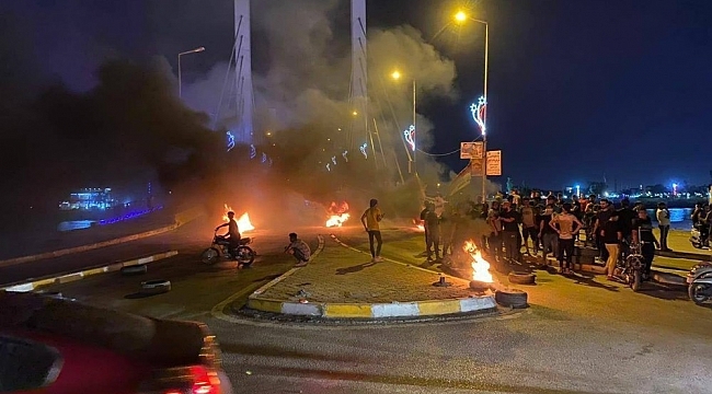 Irak'ta protestocular siyasi parti binalarını ateşe verdi