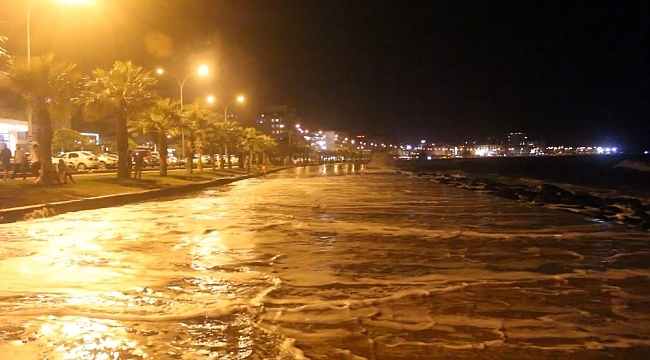 Karadeniz'de dev dalgalar oluştu, deniz yola taştı