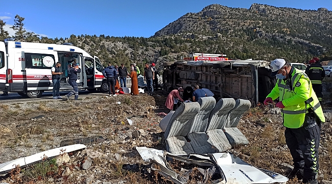 Konya'da minibüs devrildi 12 kişi yarandı