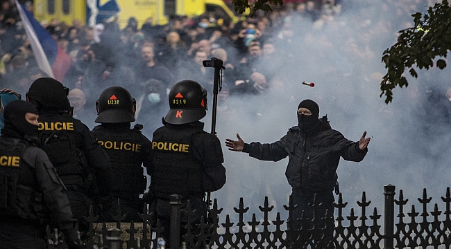 Prag'da holiganlar polisle çatıştı