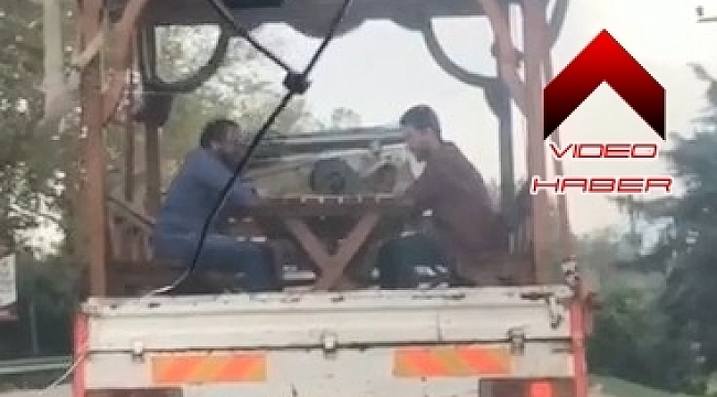 Seyir halindeki kamyonetin kasasında tavla keyfi