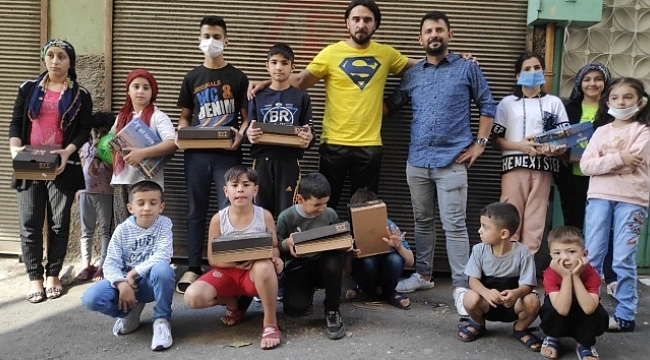Sokak sokak gezerek çocuklara ayakkabı alıyor