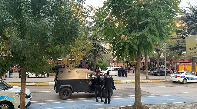 Tartıştığı eşini silahla elinden yaralayıp küçük kızıyla kendini eve kapattı