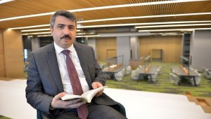 'Uyumayan Kütüphane'de ilk kitabı Başkan Yılmaz okudu