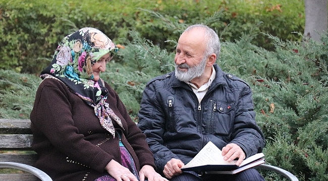 50 yıllık eşine olan aşkını 450 şiirle kağıda döktü