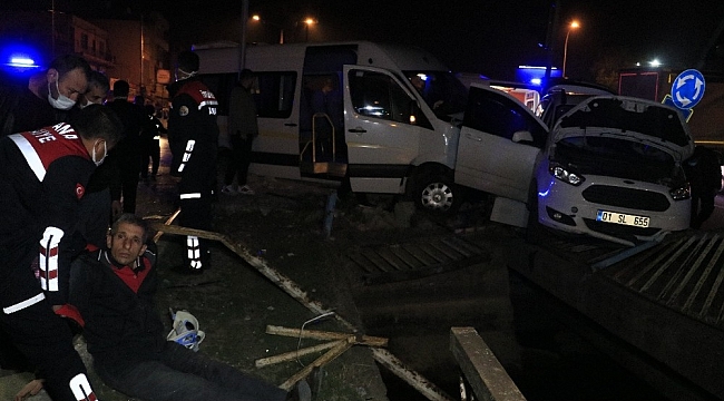 Adana'da işçi servisi ile hafif ticari araç çarpıştı: 4 yaralı