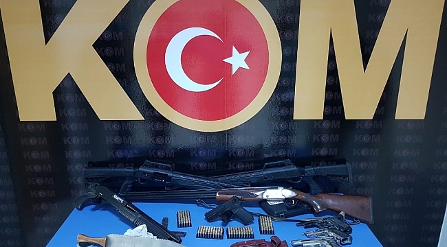 Adana'da silah ve mühimmat kaçakçılığı operasyonu: 3 gözaltı