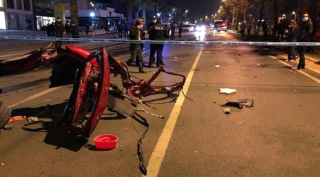 Ağaca çarpan otomobil ikiye bölündü
