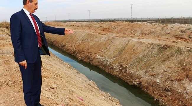 Akçakale'de bataklık yaşanan mahallede tahliye kanalı açıldı