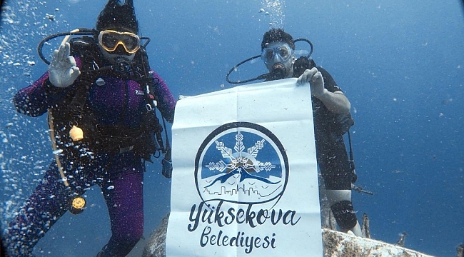 Akdeniz'in derinliklerinde Yüksekova Belediyesi pankartı açtı