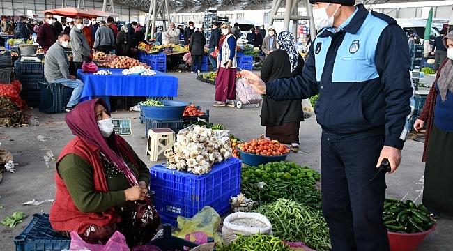 Aksaray'da zabıta hem uyardı, hem maske taktı