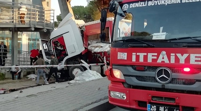 Alçı malzemesi taşıyan tır üst geçide çarptı