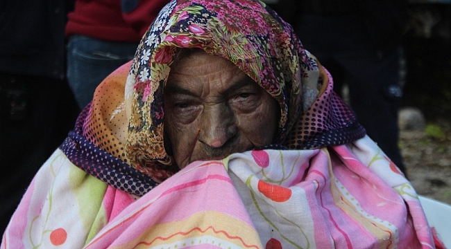 Antalya'da itfaiye ekipleri yaşlı kadını yanmaktan kurtardı