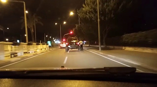 Antalya'da lüks cipe tutunan patenli gençlerin tehlikeli yolculuğu kamerada