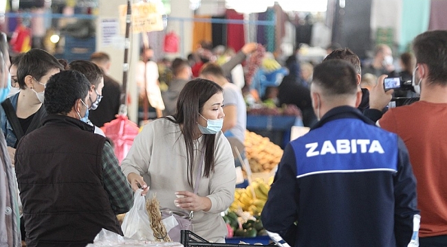 Antalya'da semt pazarında hatalı maske takanların bahaneleri 'yemek' oldu