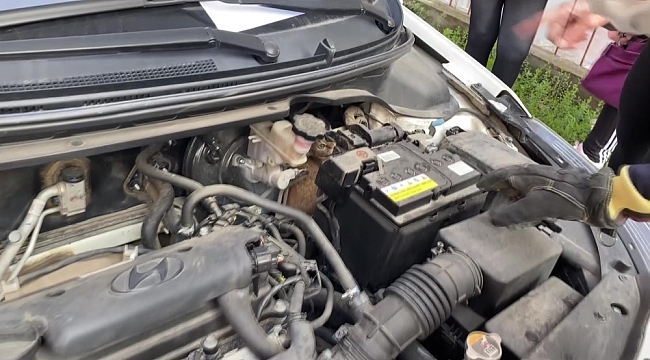 Araç motorunda ki yavru kedi uzun uğraşlarla kurtarıldı