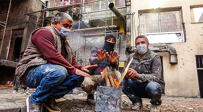 Ardahan eksi 5'i gördü, inşaat işçileri ısınmak için ateş yaktı