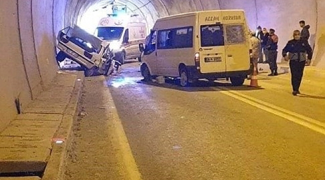 Artvin'de otomobil minibüsle çarpıştı: 1 ölü, 4 yaralı