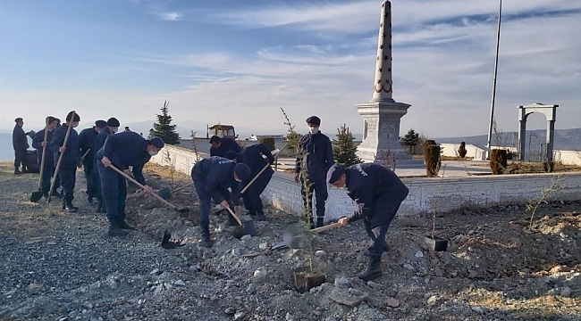 Askerler, Oyuktepe Şehitliği'nde fidan dikti