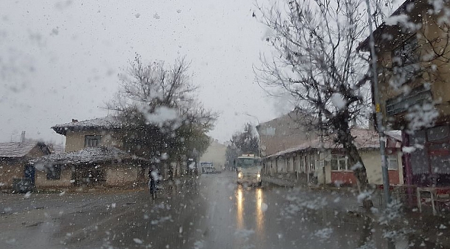 Aslanapa'da mevsimin ilk kar yağışı