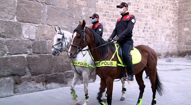 Atlı polislerden sigara ve maske denetimi