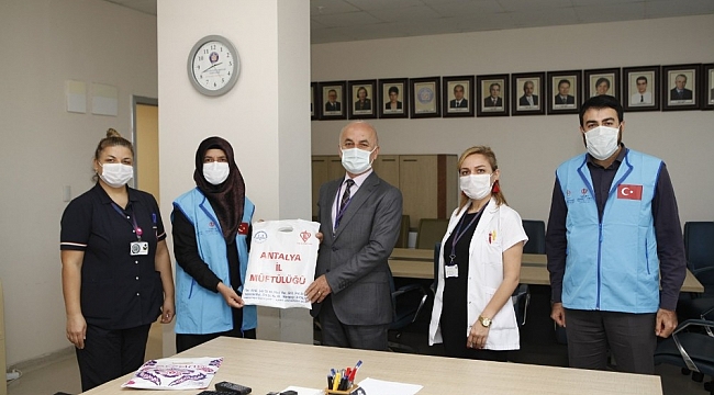 AÜ'de kanser tedavisi gören çocuklara anlamlı hediye