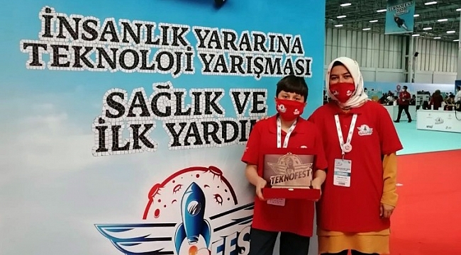 Ayşe Öğretmen, öğrencileri için gece gündüz koşturuyor