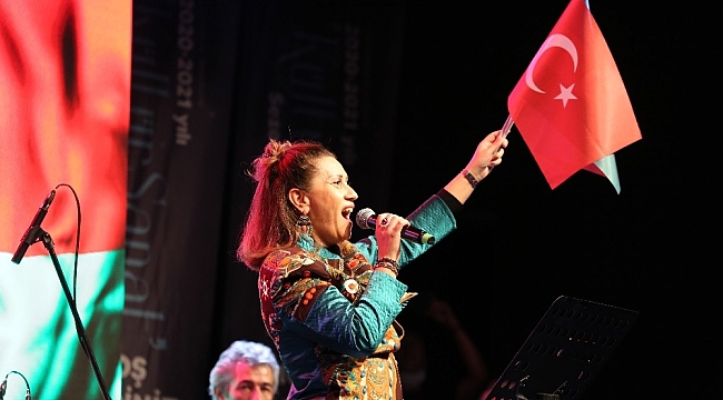 Azerin'den havalimanında arabalı konser