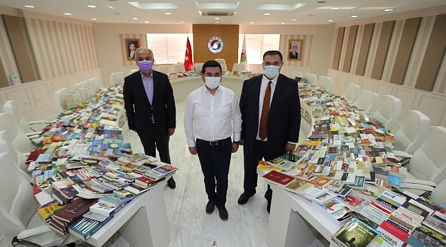 Bakan Ersoy'dan Cemil Meriç Kitaplığı'na 2 bin kitap bağışı
