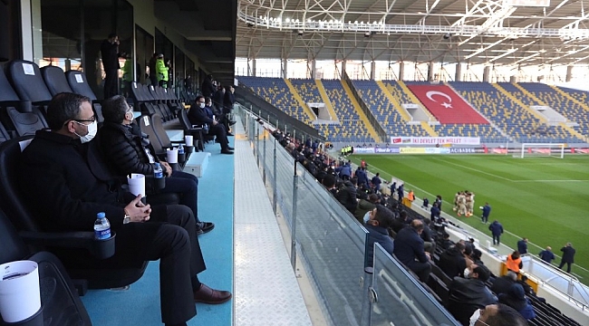 Bakan Kasapoğlu, Gençlerbirliği-Fenerbahçe maçını tribünden takip ediyor