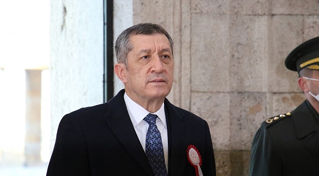 Bakan Selçuk ve öğretmenler Başöğretmen'in huzurunda