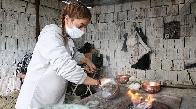 Bakırda Türkiye'nin tek kadın kalaycısı Diyarbakır'da