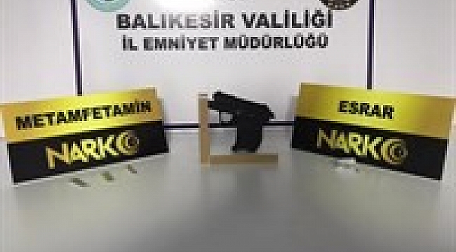 Balıkesir'de polis 41 aranan şahsı yakalarken, 20 silah ele geçirdi