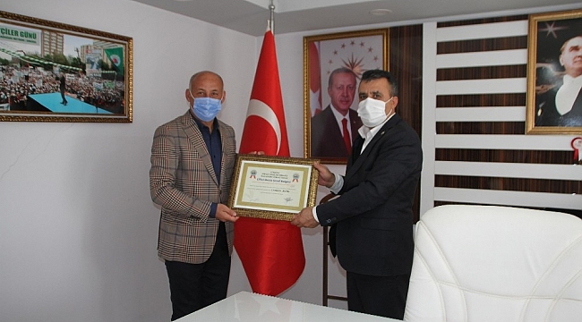 Başkan Altın'a 'Çiftçi Dostu Şeref Belgesi' verildi