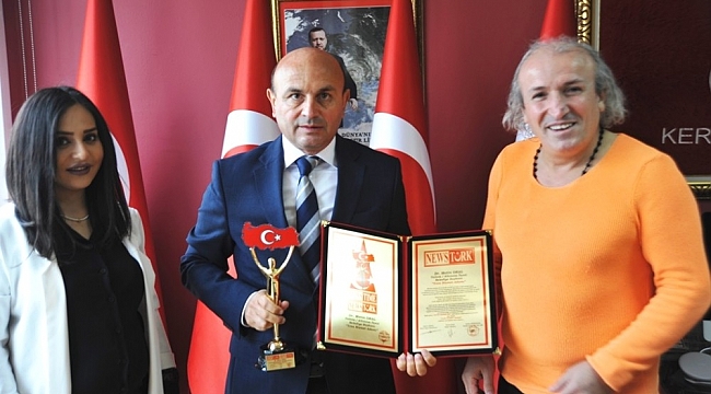 Başkan Oral'a 'Yılın Hizmet Adamı' ödülü