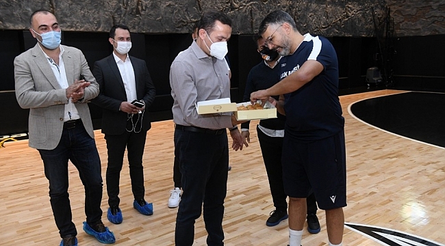 Başkan Özyiğit'ten ÇBK Yenişehir oyuncularına tatlı ikramı