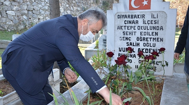 Başkan Topaloğlu, Şehit Öğretmen Vural Akdeniz'i kabri başında andı