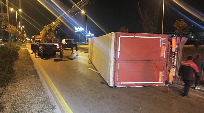 Başkent'te bebek bezi yüklü tır devrildi: 2 yaralı