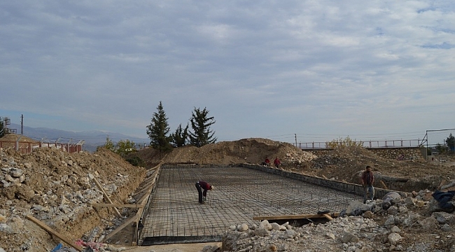 Besni ilçe stadının tribünleri yenileniyor