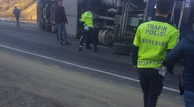 Bingöl'de tır devrildi, sürücü yara almadan kurtuldu