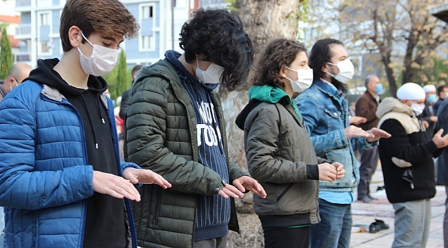 Binlerce Manisalı cuma namazı öncesi yağmur duasına çıktı