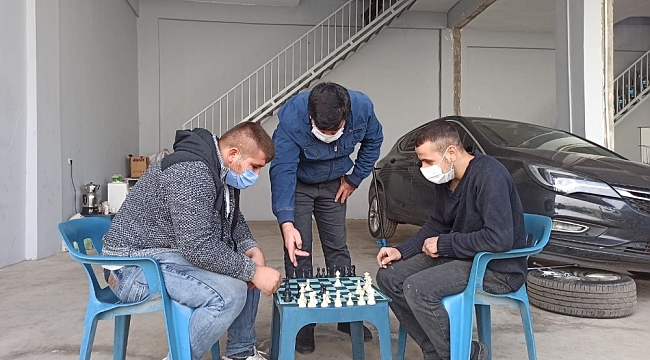 Bir taraftan araçları tamir ediyor, diğer taraftan satranç oynuyorlar