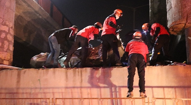 Bolu'da 2 otomobil 4 metrelik köprüden aşağı uçtu: 3 yaralı