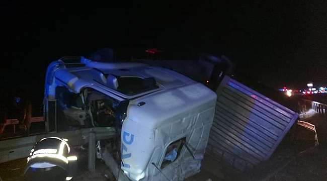 Bolu'da bariyerlere çarpan balık yüklü tır devrildi: 1 yaralı