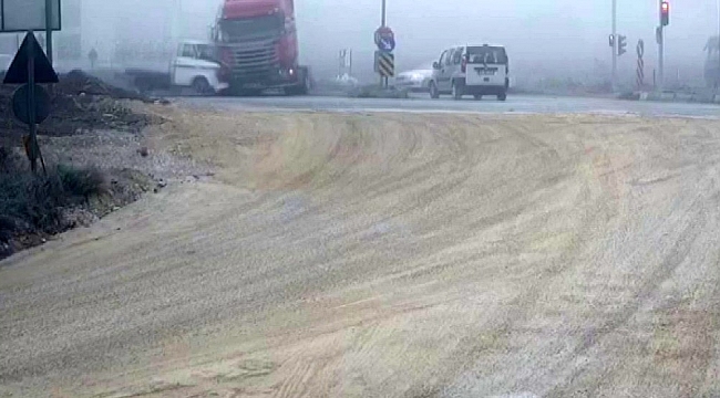 Bolu'da kırmızı ışıkta geçen kamyonet tıra çarptı: 2 yaralı
