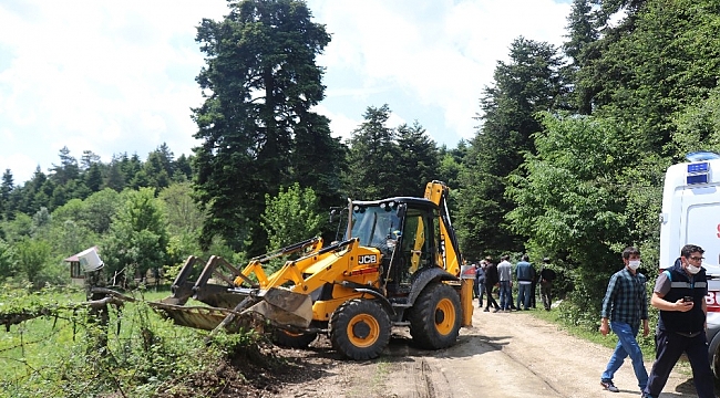 Bolu'da yaylardaki kaçak yapıları yıkılan köylüler valilik önünde toplandı