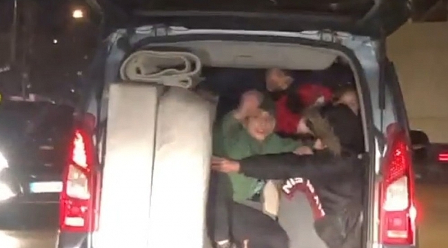 Bursa'da bir aracın bagajına 5 kişi bindiler