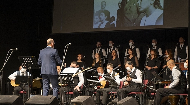 Bursa'da öğretmenler öğrencileri ile sahnede