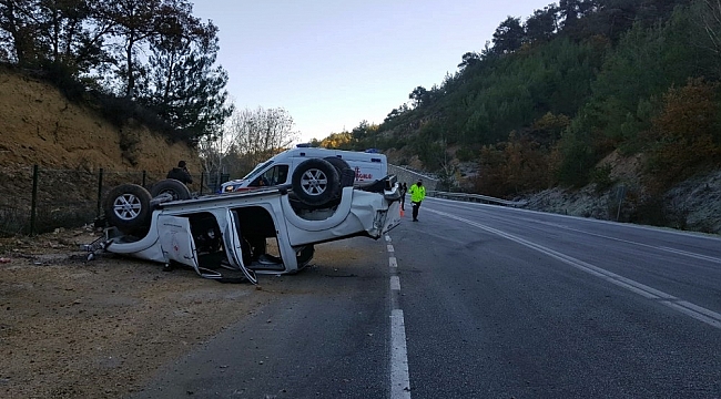 Buzlanan yolda tır ile pikap çarpıştı
