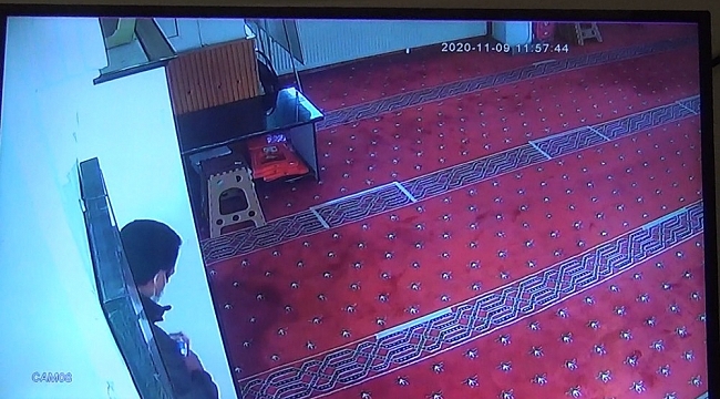 Camiye girip yardım paralarını çalan hırsız kıskıvrak yakalandı